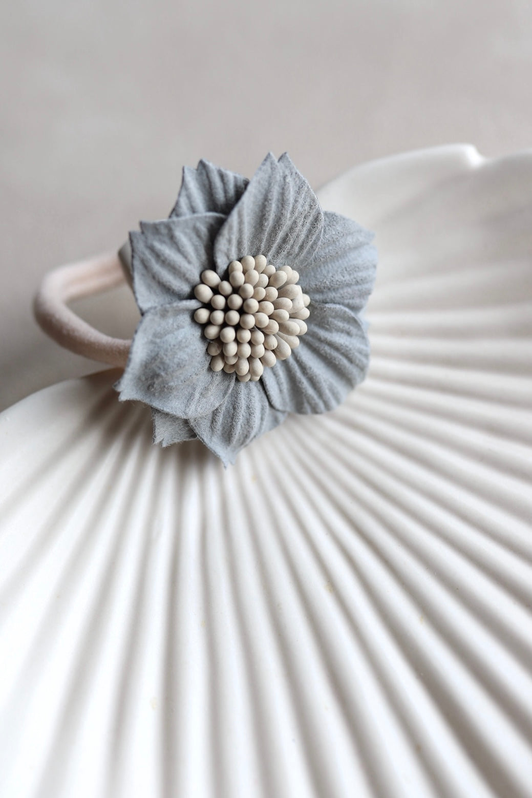 Haarelastiek maxi - bloem grijs