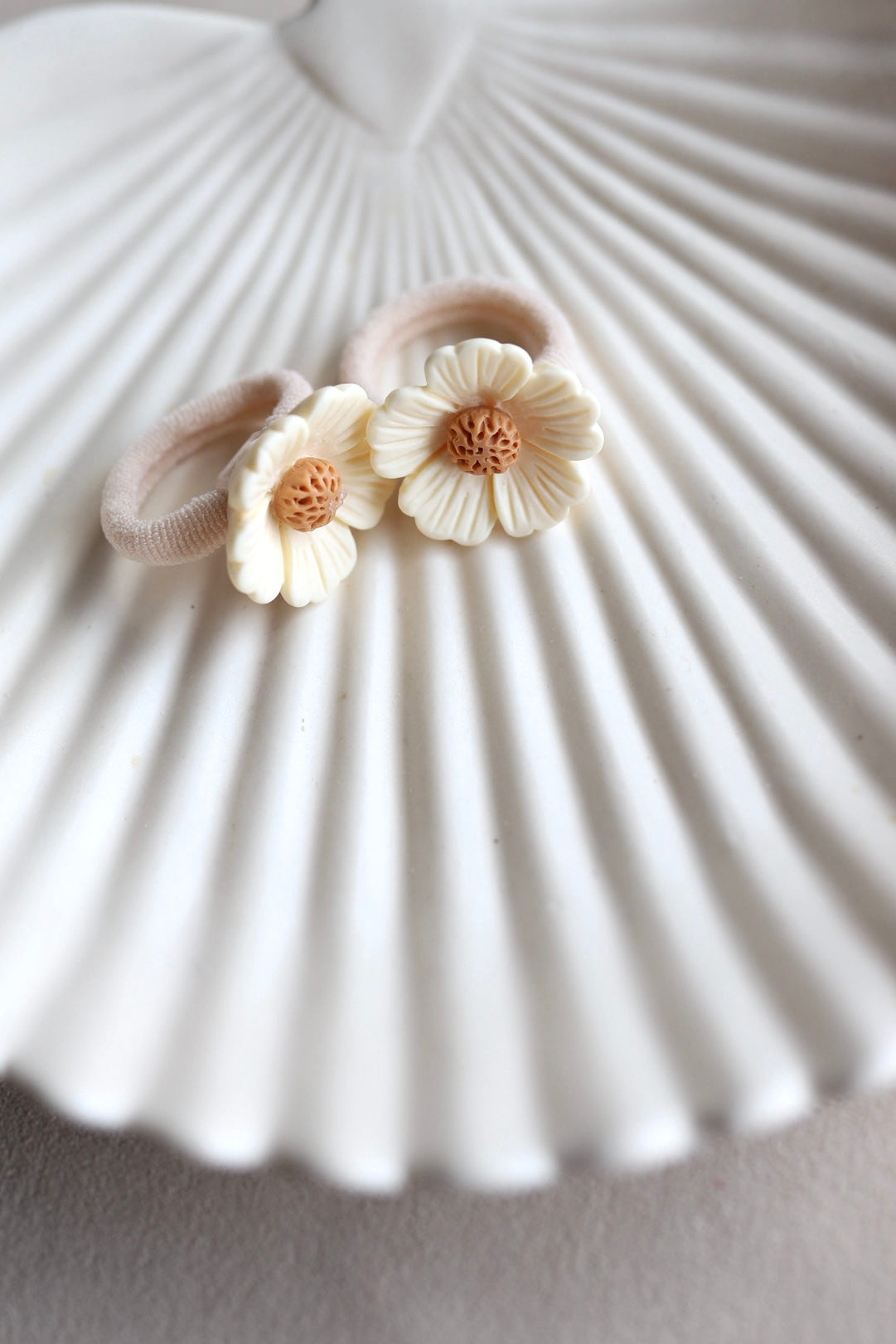 Haarelastiekjes - bloemetje creme