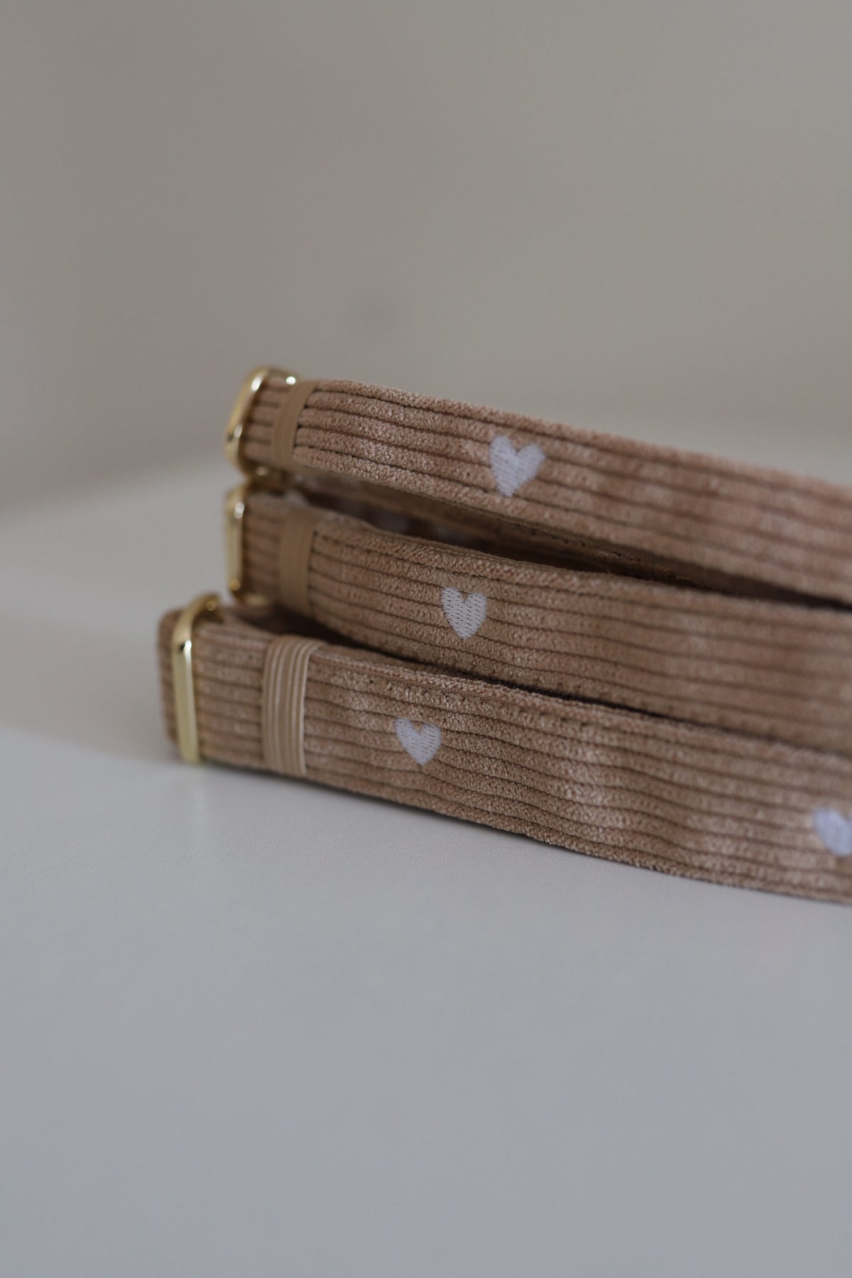 Halsbandje - Beige met hartjes